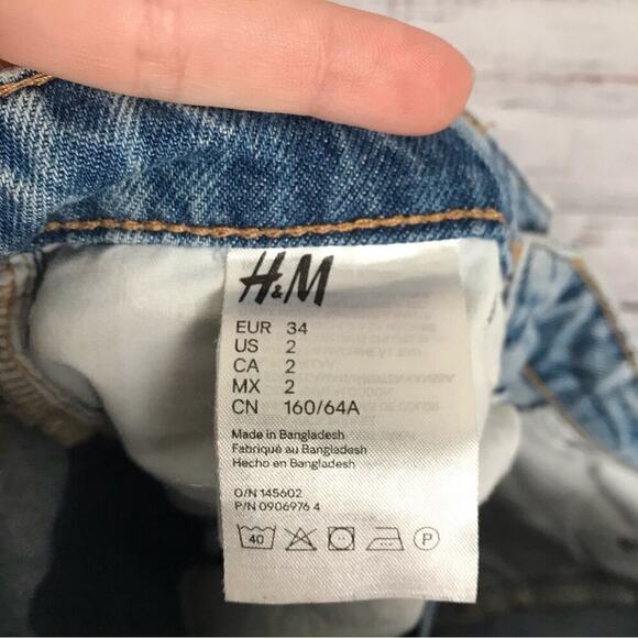 H&M Jeans ripped light wash boyfriend skater size 2 raw hem casual jeans - Picture 6 of 6
